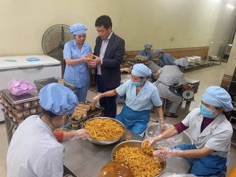 Lãnh đạo Chi cục QLCL Nông lâm sản và Thủy sản tỉnh Phú Thọ kiểm tra chất lượng sản phẩm thịt chua tại Hộ kinh doanh thịt chua Điệp Đào - huyện Thanh Sơn