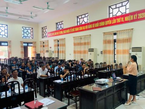 Thảo luận giữa Cán bộ Chi cục Quản lý chất lượng Nông lâm sản và Thuỷ sản với các hộ sản xuất, kinh doanh thực phẩm tại buổi tập huấn